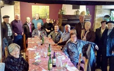 15 lagun bildu dira Arkupeak elkarteko Ezkurrako herri bazkarian