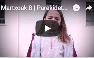 Parekidetasuna ikasi eta eraiki egiten da
