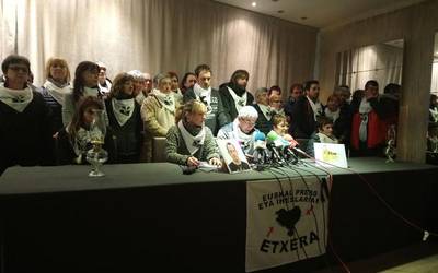 Reyren heriotzaren ardura "Espainiako estatuaren espetxe politika suntsitzaileak" duela salatu du Etxeratek