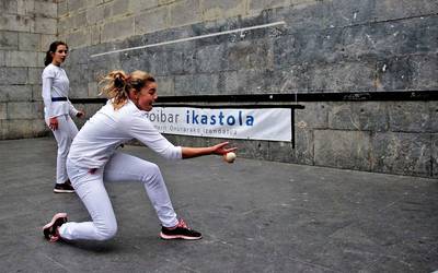 Pilota plazara aterako du Ikastolak zapatuan
