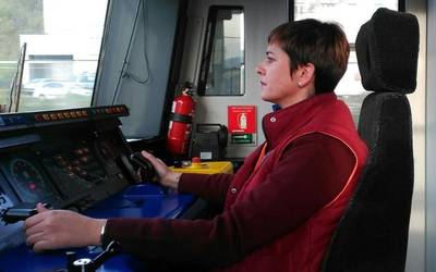 "Hasieran bidaiariak harritzen ziren ikustean emakume batek metroa gidatzen zuela"