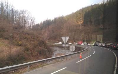 Bi ibilgailuren arteko talka izan da Epeleko biribilgunean