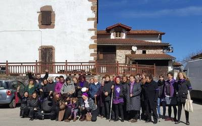 Zugarramurdiko plazan ere Martxoren 8ko elkarretaratzea egin dute