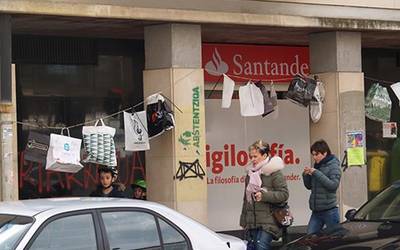 "Baldintza kaxkar horiengatik horiengatik kontsumitu dezakegu hain arropa merkea"