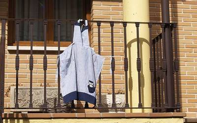 Mandarrak balkoitik zintzilik