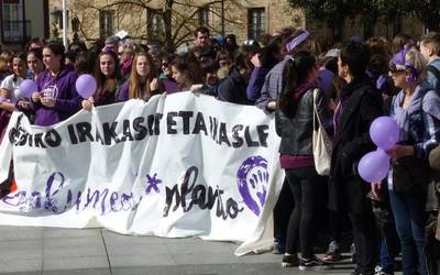 Kantuan eta dantzan aldarrikatu dute martxoaren 8a