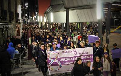 Jende uholdea batu da Elgoibarko kaleetan egin duten Martxa Morera