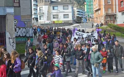 Lantokiak gelditu, kaleak mugitu