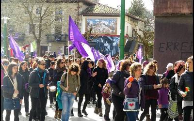 Larrabetzuko emakumeak ere atera ziren kalera