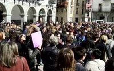 Milaka emakumek egin dute bat gaurko deituta zegoen nazioarteko greba feministarekin