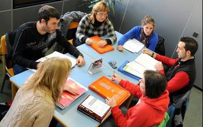 Udal Euskaltegiko azoka solidarioari esker 250 kilo janari erosi dituzte