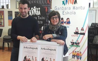 'Arkeologoak' ikuskizuna aurkeztuko du martxoaren 17an Oñatiko Ganbara Txiki Abesbatzak