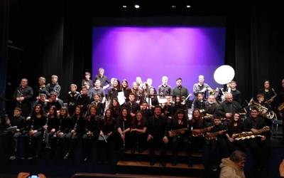 Filmetako musika errepertorioa emateko 90 musikari
