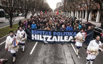 Xabier Reyren heriotza eta espetxe politika salatzeko milaka lagun batu dira