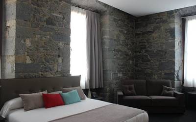 Gaur ireki dute Orduña Plaza hotel eta bainuetxea