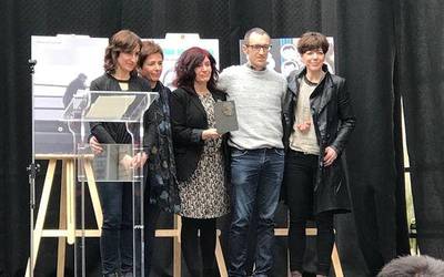 'Caliban eta sorgina' saiakeraren itzultzaile azpeitiarrek jaso dute Nafarroako liburu denden elkartearen saria