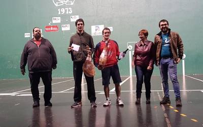Aunitz Eskuetan Frontenis Txapelketako finalak eta bertso afaria