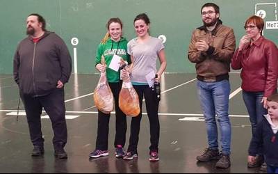 Aunitz Eskuetan frontenis txapelketa bertsoen doinupean eginiko afariarekin borobildu dute