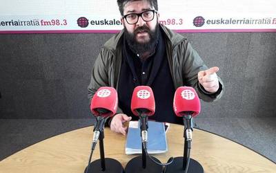 Angel Erro: "Likido asko dago metatuta poemetan: malkoak, alkohola..."