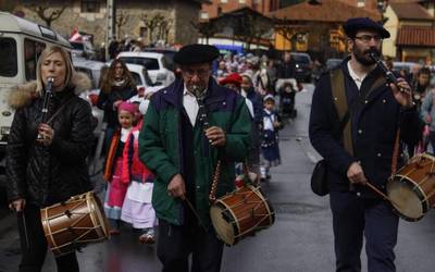 Dantzari Egunak herriguneko kaleak bete zituen, ehunka dantzarirekin