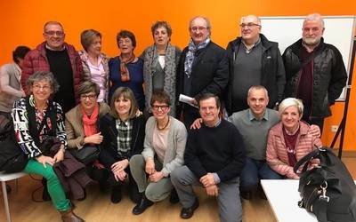 Toki Ona institutuaren 50. urteurrenaren harirat hasiak dira ikasle eta irakasle ohiekin mahainguruak