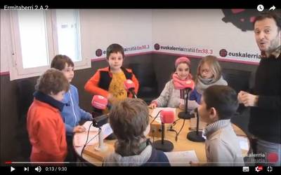 Ermitaberri ikastetxeko haurrek Euskalerria Irratia bisitatu dute