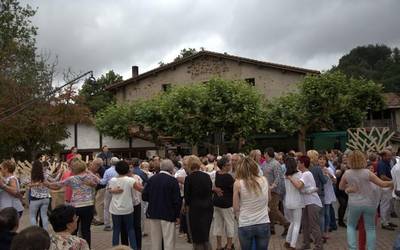 Alaitz eta Olatz trikitilarien erromeria izango da igandean Aristerrazun