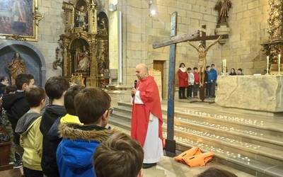 San Nikolas eliza bisitatu du Lampedusako gurutzeak