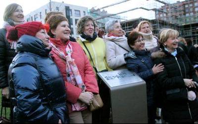 Argazkiak  |  Emakume  dinamitarien  plaza  inauguratu  dute  Galdakaon
