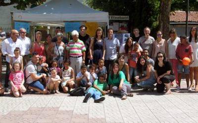 Saharar  haurrak  udan  hartzeko  familia  berrien  bila  dabil  Munduaz  Blai  Elkartea