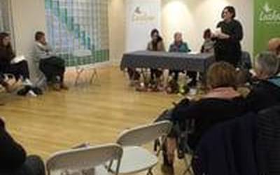 Herriko emakume artistak mahaiaren bueltan