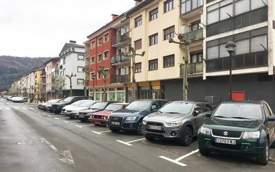 Aldaketa Arrantzale kaleko autoen aparkalekuetan