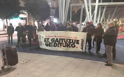 Elkarretaratzeak egin ziren Uribe Kostan astearteko atxiloketak salatzeko