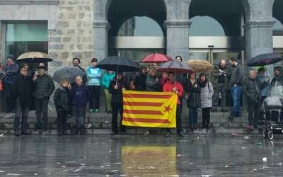 Dozenaka lagun atera dira kalera Kataluniari babesa adieraztera