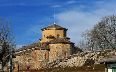 Aralarko santutegian Aste Santurako dena prest dago