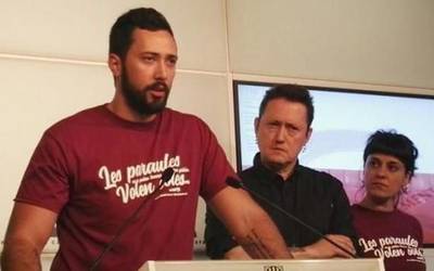 Valtonyc, lasto fardel artean rapeatzen zuen mutikoa
