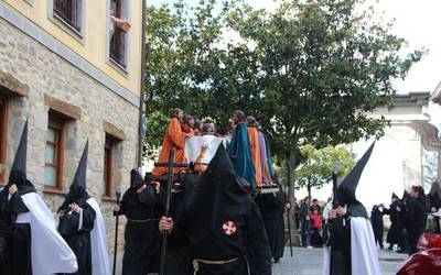 Ohitura katolikoei jarraiki, jende ugari batu da Urduñako prozesioan