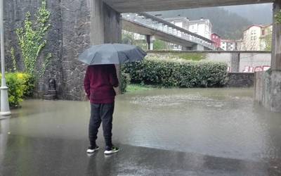 Ura irten da bere bidetik Mendaron, Abarketeroneko parean