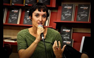 Uxue Alberdiren 'Jenisjoplin' eleberria saritu du Euskal Herriko literaturazaleak batzen dituen 111 Akademiak