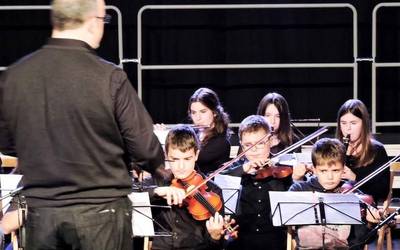 Ibarreko gazte orkestra  bik elkarrekin emanaldia