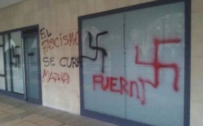 UPNren egoitzan agertu diren pintaketak salatu dituzte