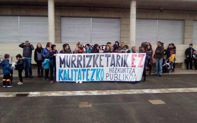 Hezkuntza publikoko murrizketak salatzeko, mobilizazioak hasi dituzte Karmelo Etxegarain