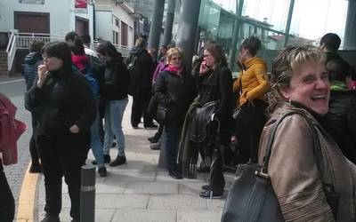 Aiar ugari gerturatu da herriko pilotalekura, Akelarreren kontzertuko sarrerak erostera