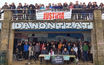 Altsasuko gazteen aldeko zapatuko manifestaziora joateko deia egin dute ehunaka auzokidek