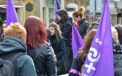 Mugimendu feministaren aurkako isunak salatu dituzte