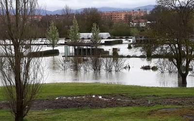 Zadorrak gainezka egin eta hainbat errepide moztu dituzte