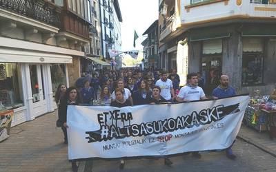 Ehunka lagunek eskatu dute Zumaian Altsasuko gazteak askatzea