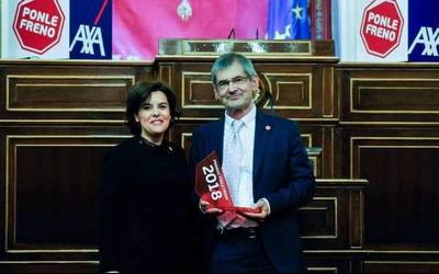 Soraya Sáenz de Santamaríaren eskutik jaso du Mateo Lafraguak "Ponle Freno" saria