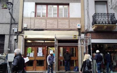 Hasi dira Kooperatibako aurreko aldea berritzeko lanak