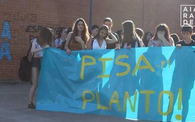 PISA azterketari planto egin diote Laudio Institutuko ikasleek